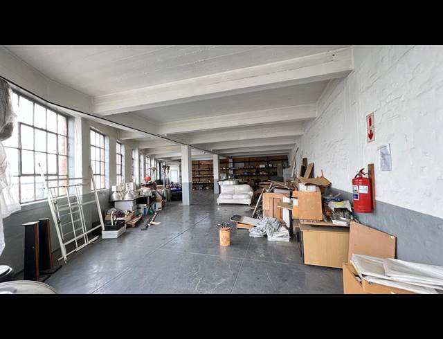 1,660M² WAREHOUSE FOR SALE IN VILLAGE DEEP